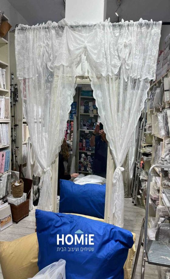 וילון וינטג' תחרה + כותרת פרחוני אוף וויט דגם רוז. הוילון הכפרי מתאים לסלון.