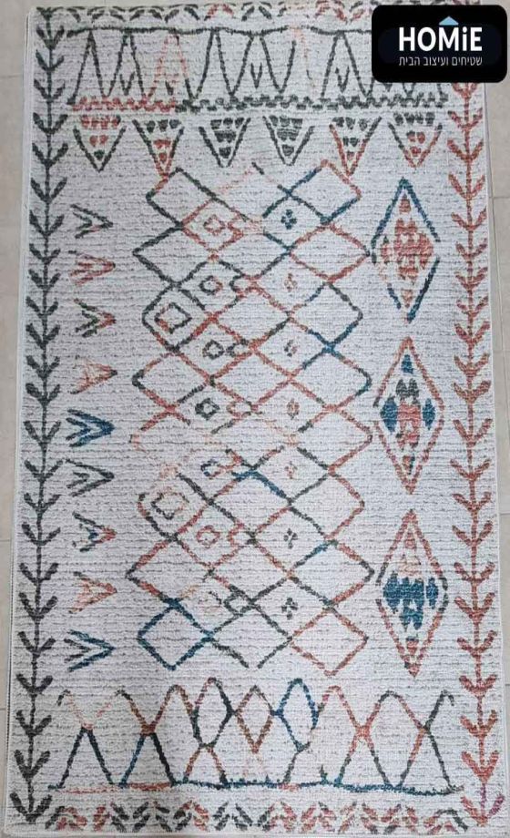 שטיח כותנה שבטי (אתני) וינטג' גיאומטרי מעויינים צבעוני דגם לטיסיה 737. השטיח המודרני כפרי יתאים לסלון, לחדר שינה, לחדר ילדים, למסדרון, לאמבטיה, לחדר/פינת משחקים, לחדר אורחים, לפינת ישיבה, לפינת אוכל, למטבח, לחדר עבודה, לכניסה לבית ולמשרד. 