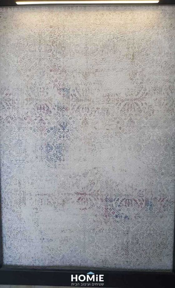 שטיח וינטג' דהוי מדליונים דגם קינגסטון 1996 בצבע ורוד, תכלת, אפור ובז'. השטיח בסגנון הוינטג' הקלאסי יתאים לסלון, לחדר שינה, לחדר ילדים, לחדר אורחים, לאמבטיה, למסדרון, לפינת אוכל, למטבח, לחדר עבודה ולמשרד.