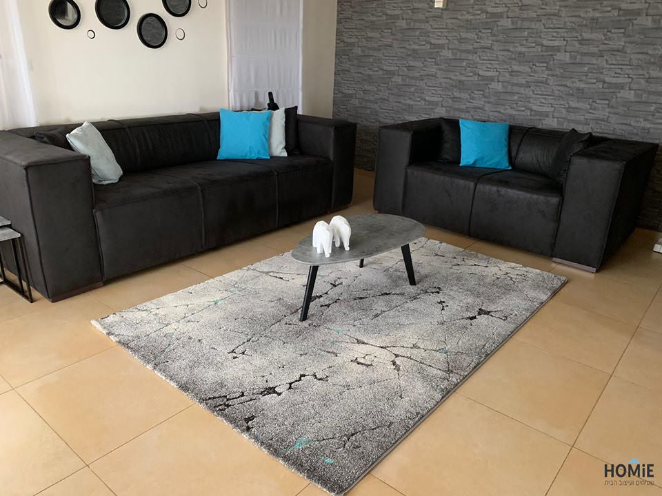 שטיח אבסטרקטי מודרני אפור טורקיז בסלון המהמם של דיקלה